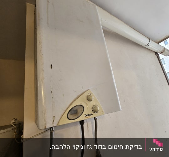 מחמם מים עם צג דיגיטלי וכפתורים